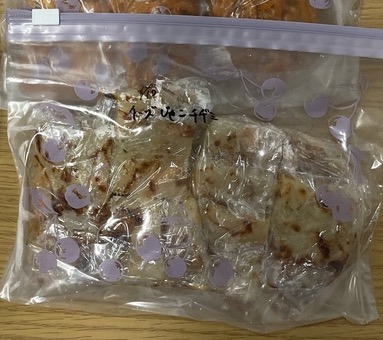 食べやすい大きさに切ってラップで包み、冷凍用保存袋に入れたじゃこチーズチヂミ