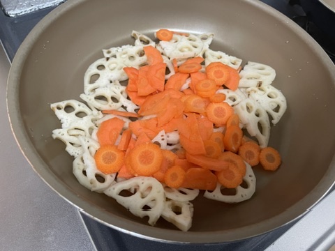 切ったれんこんとにんじんをフライパンに入れたところ