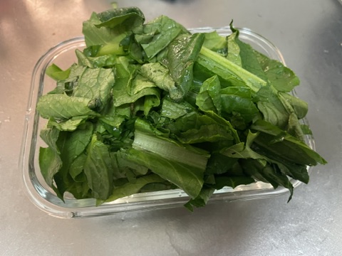 食べやすい長さに切った小松菜