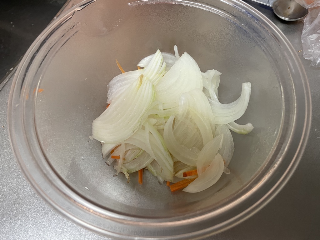 薄切りの玉ねぎと細切りのにんじんをボウルに入れたところ