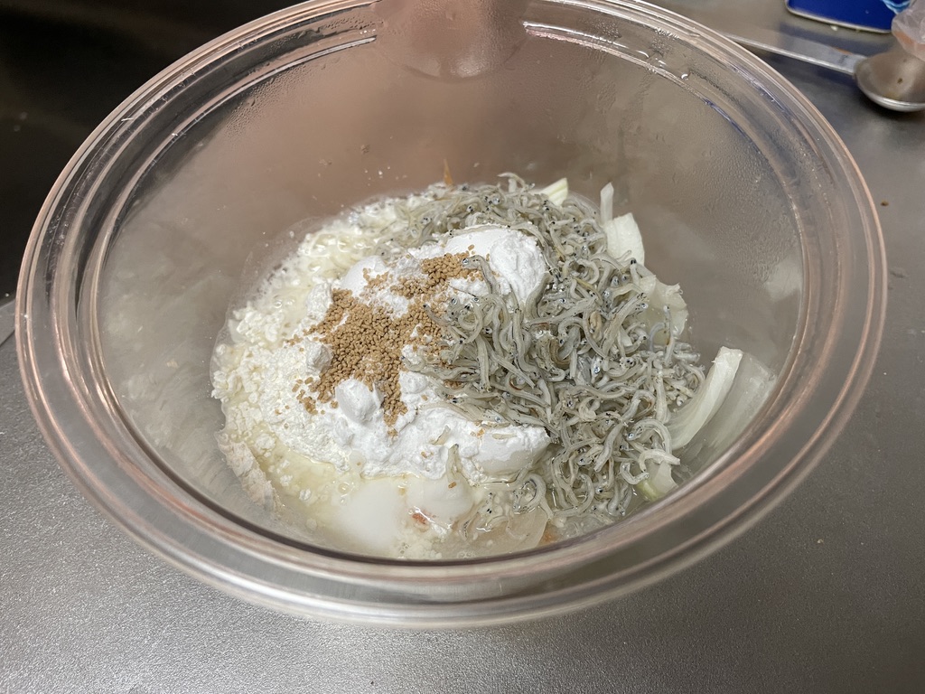 ボウルに粉・じゃこ・調味料を加えたところ