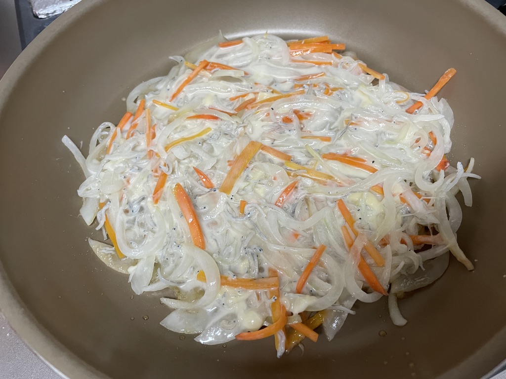 生地をフライパンに丸く広げたところ