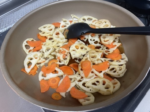 調味料を加えて炒め煮にしているところ